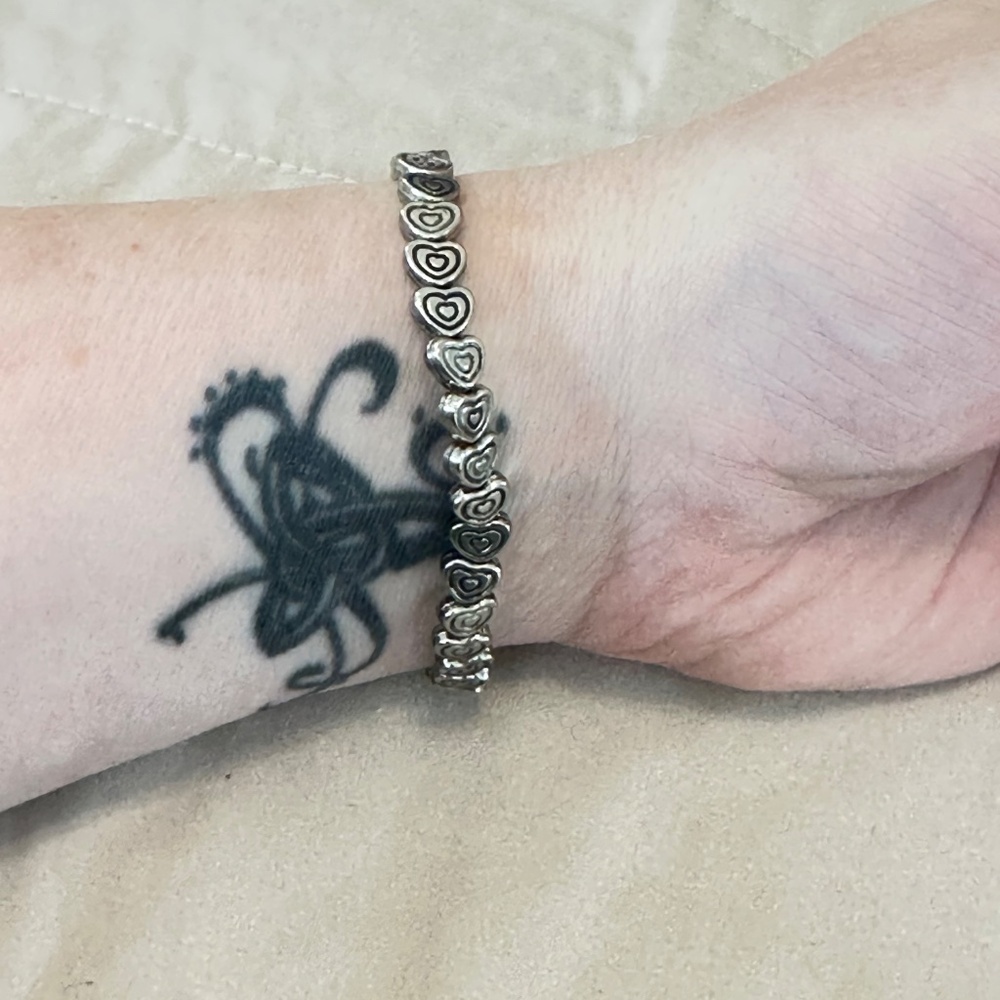 Silver tone stretchy bracelet w/carved Heart beads all the way around - Picture 7 of 13
